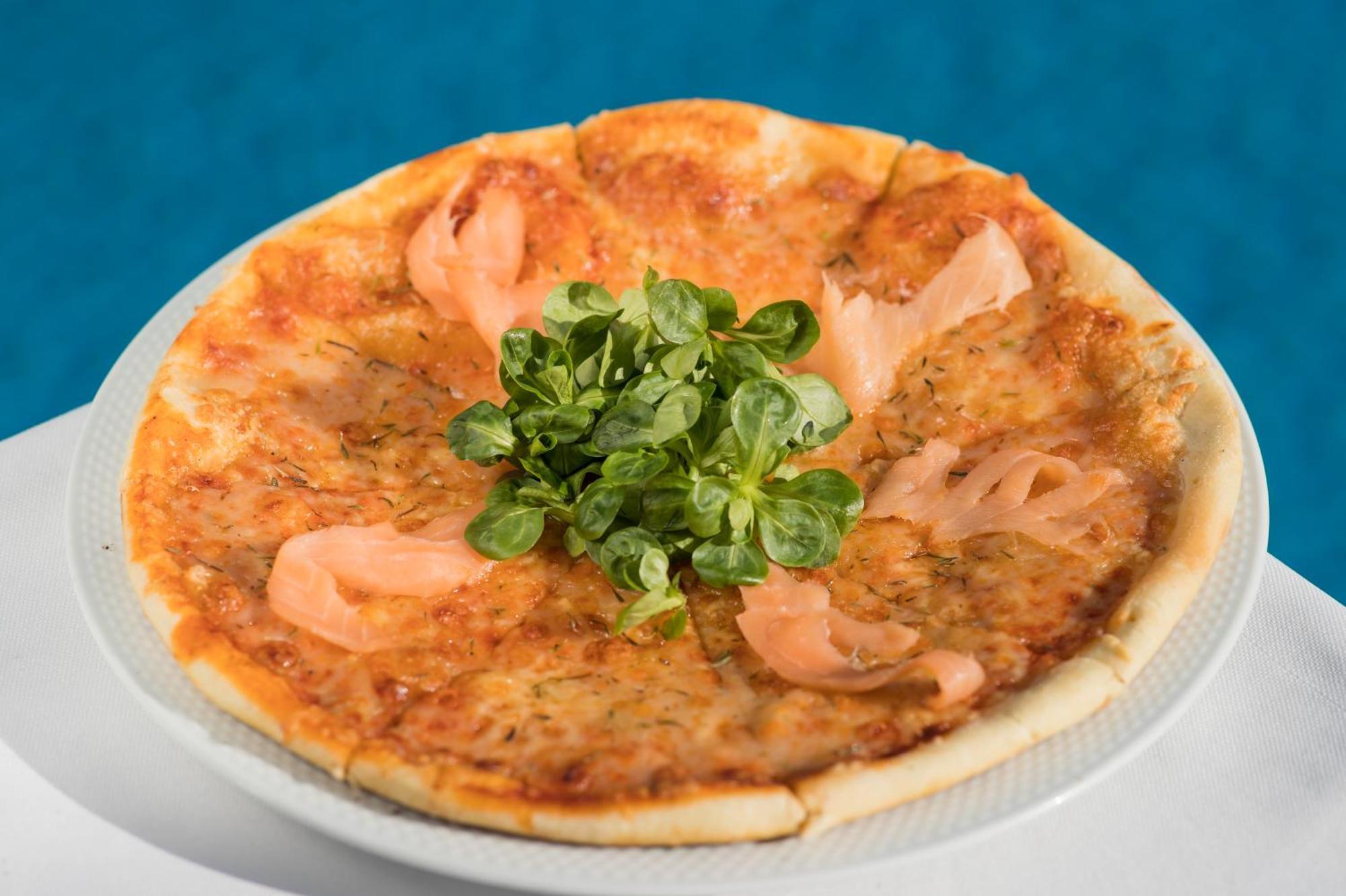 Grand Mogador Agdal & Spa Marrákes Kültér fotó A salmon pizza