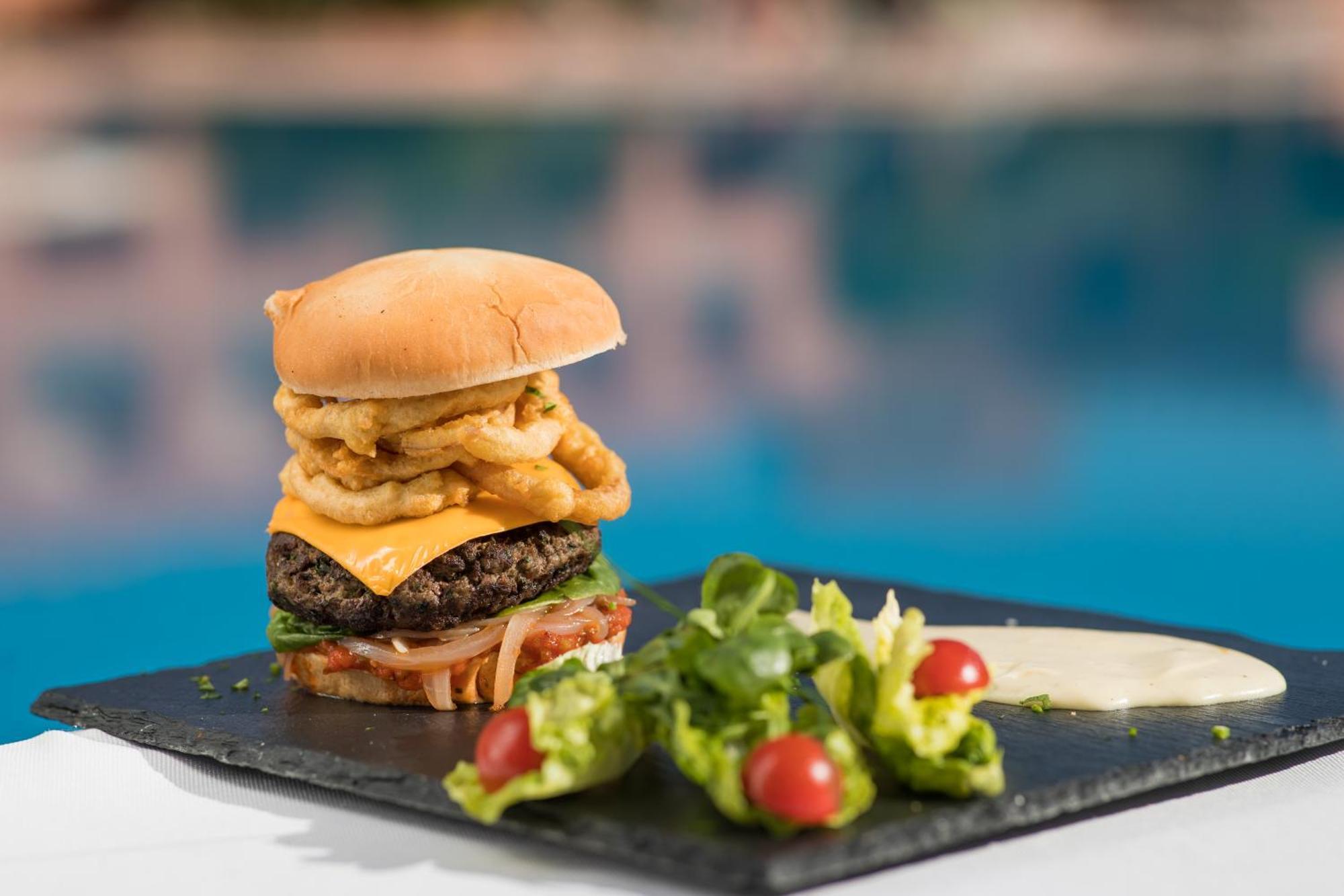 Grand Mogador Agdal & Spa Marrákes Kültér fotó A burger with onion rings
