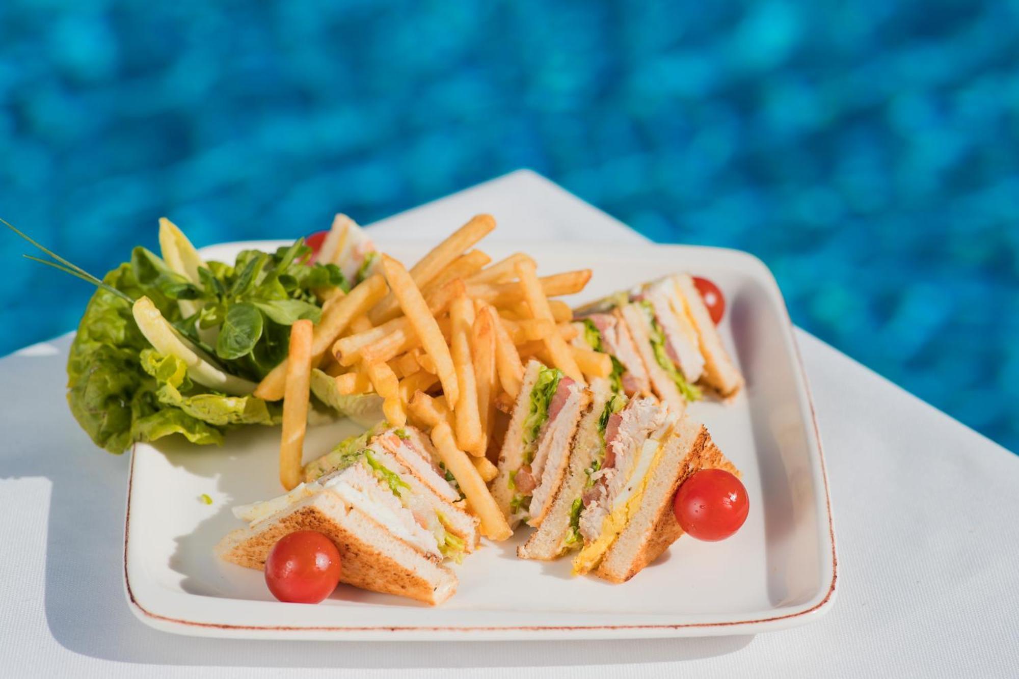Grand Mogador Agdal & Spa Marrákes Kültér fotó A club sandwich with chips and salad