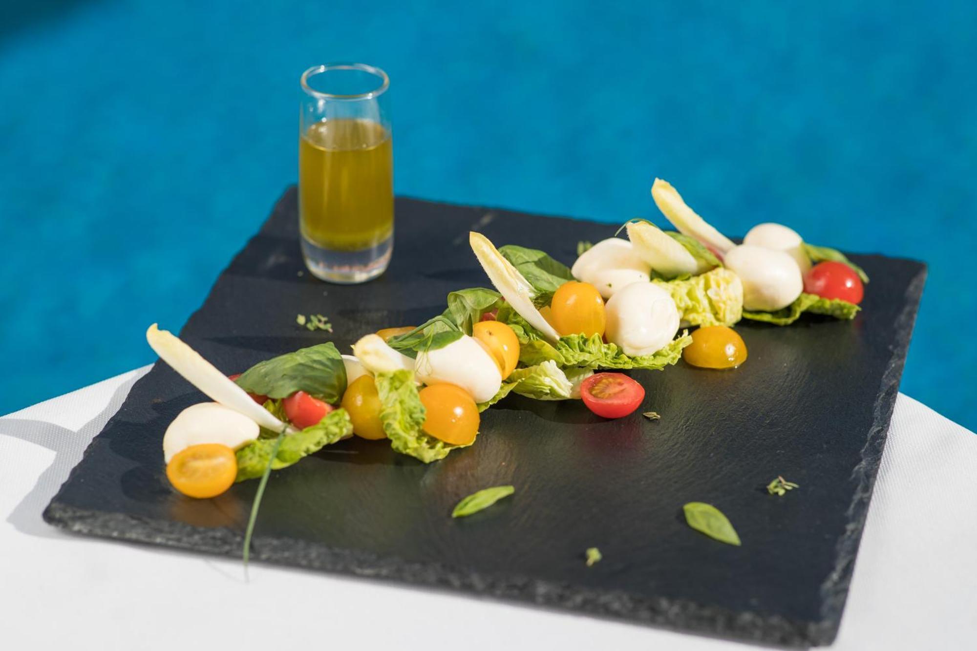 Grand Mogador Agdal & Spa Marrákes Kültér fotó A salad with mozzarella